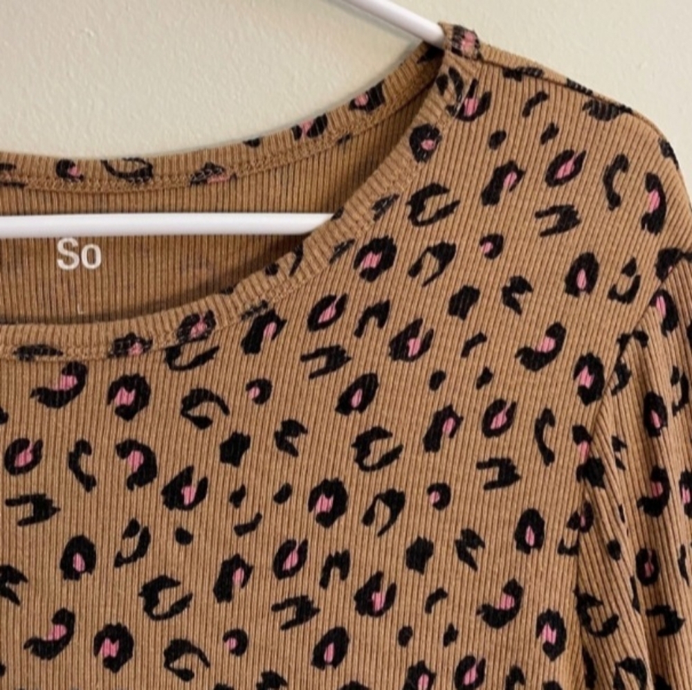 💗🐆SO Crew Neck Long Sleeve Top, Tan, Black, Pink Animal Print, Size L